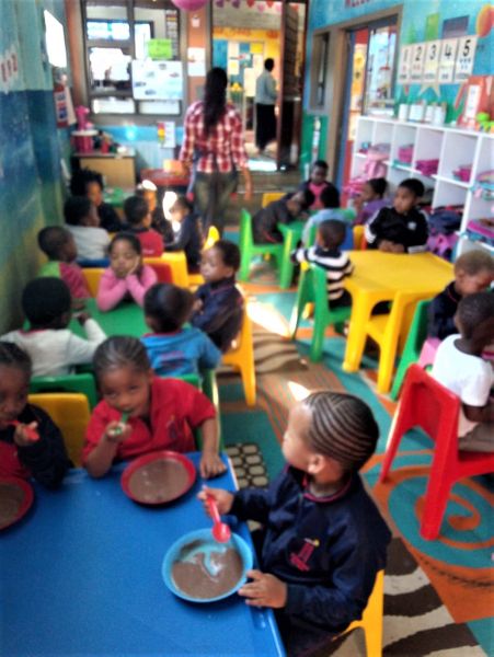 Täglich erhalten ca. 50 Kinder Frühstück und Lunch